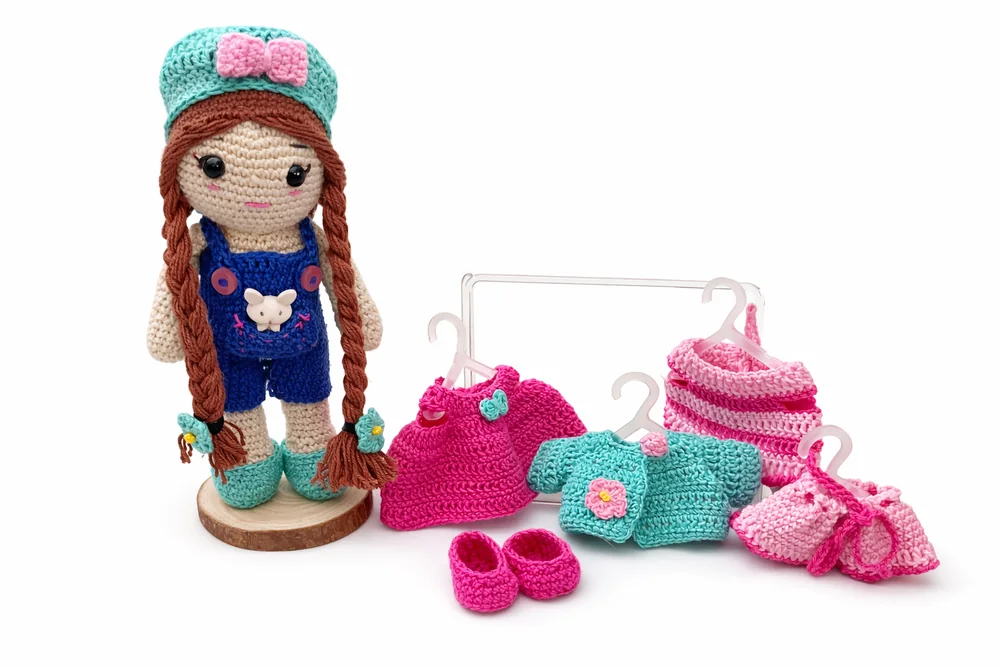 Muñequita con clóset tejido a mano